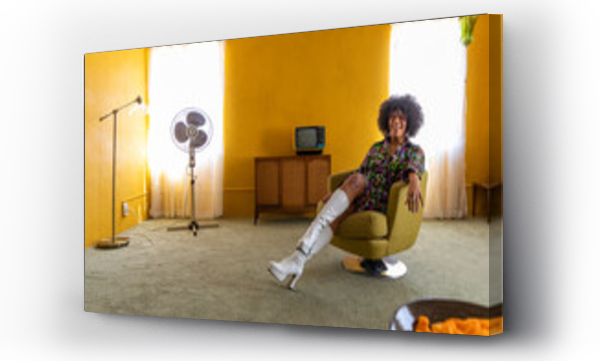 Wizualizacja Obrazu : #532536837 Young Black woman fashion portrait retro with fan and television 