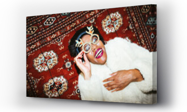 Wizualizacja Obrazu : #532569171 Black woman laughing on retro carpet