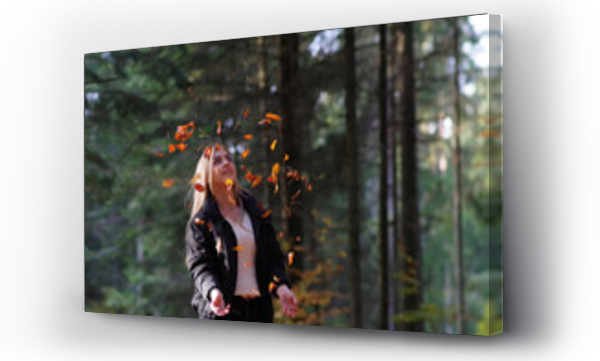 Wizualizacja Obrazu : #539511097 Kobieta podrzucaj?ca li?cie jesienne w lesie.