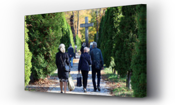 Wizualizacja Obrazu : #544600371 Polski cmentarz w czasie ?wi?ta zmar?ych odwiedzaj? starsi ludzie.