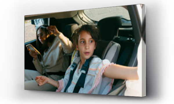 Wizualizacja Obrazu : #546685530 Woman and kid inside car in back seat.