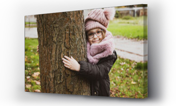 Wizualizacja Obrazu : #547492879 Dziewczynka zima - spacer - kocha drzewa - dziecko i zimowy spacer 