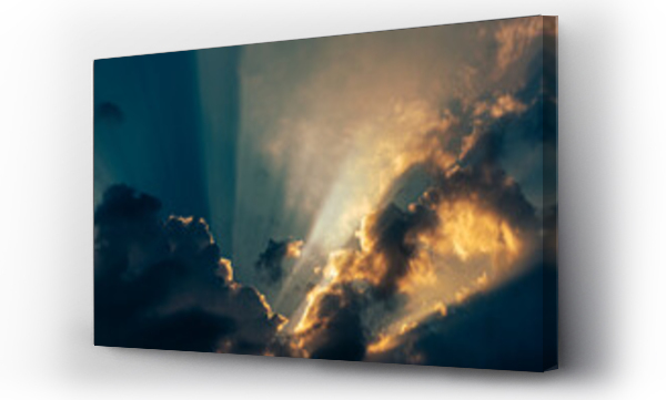 Wizualizacja Obrazu : #558847896 Wundersch?ne Sonnenstrahlen, die bei Sonnenuntergang durch die Wolken brechen.