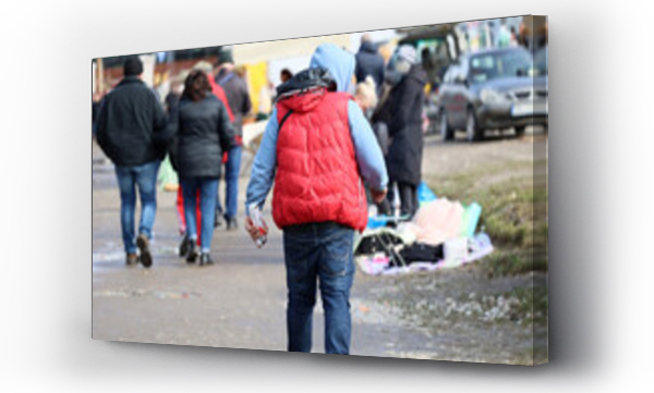 Wizualizacja Obrazu : #581221507 Biedni ludzie spaceruj? po bazarze na Ukrainie. 