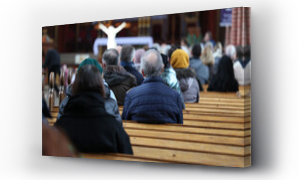 Wizualizacja Obrazu : #594783115 Wierni, ludzie na mszy ?wi?tej w ko?ciele katolickim. 