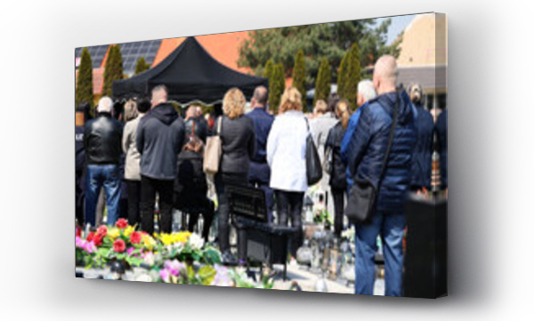Wizualizacja Obrazu : #596437401 Ludzie na pogrzebie bliskiej osoby na cmentarzu. 