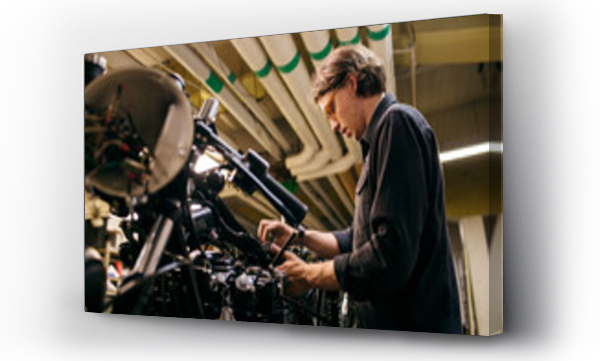 Wizualizacja Obrazu : #599304946 Man repairing motorcycle in workshop