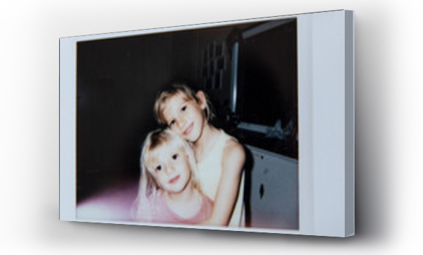 Wizualizacja Obrazu : #620652167 An analog portrait of two girls