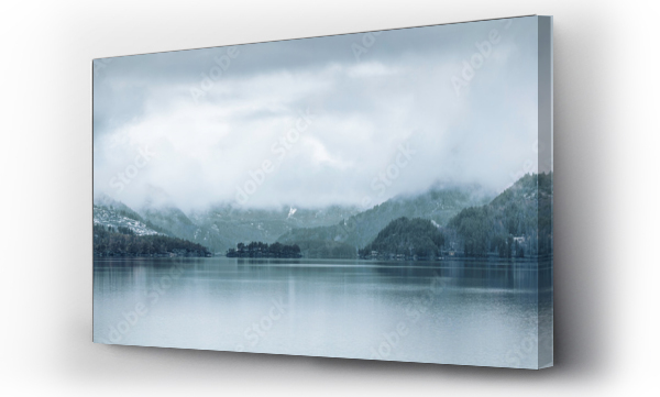Wizualizacja Obrazu : #646465137 Panorama of blue reflecting lake and  mountains groved with evergreen coniferous spruce forest against blue daytime cloudy sky.