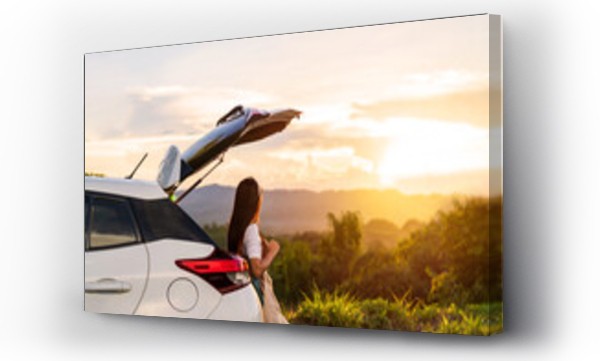 Wizualizacja Obrazu : #659292995 Young woman traveler with car watching a beautiful sunrise over the mountain while traveling road trip on vacation, Travel concept
