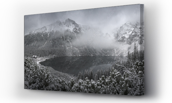 Wizualizacja Obrazu : #683260600 Panorama Morskiego Oka w Tatrach z widocznym budynkiem schroniska w pierwszych zimowych warunkach.