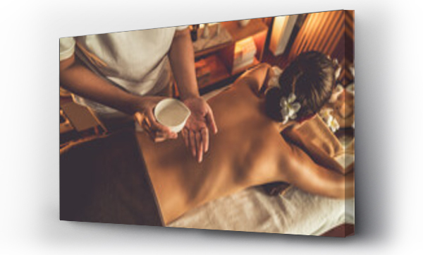 Wizualizacja Obrazu : #686382491 Masseur hands pouring aroma oil on woman back. Masseuse prepare oil massage procedure for customer at spa salon in luxury resort. Aroma oil body massage therapy concept. Quiescent
