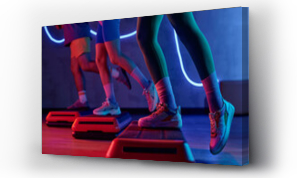 Wizualizacja Obrazu : #688067942 Unknown gym goer stepping onto step platform with one leg with sportspeople exercising on background