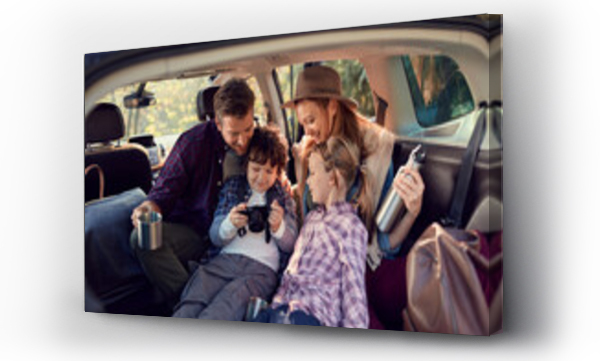 Wizualizacja Obrazu : #692085932 Happy young family in car road trip
