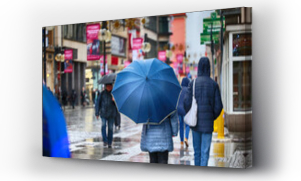 Wizualizacja Obrazu : #697064367 Ludzie pod parasolem w czasie deszczu i wiatru. 