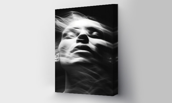 Wizualizacja Obrazu : #700991164 visage dune femme en noir et blanc dramatique, avec beaucoup de mouvement de flou dans le style du minimalisme abstrait 