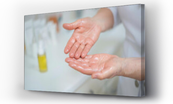Wizualizacja Obrazu : #736010298 Female Beauticians hands applying oil