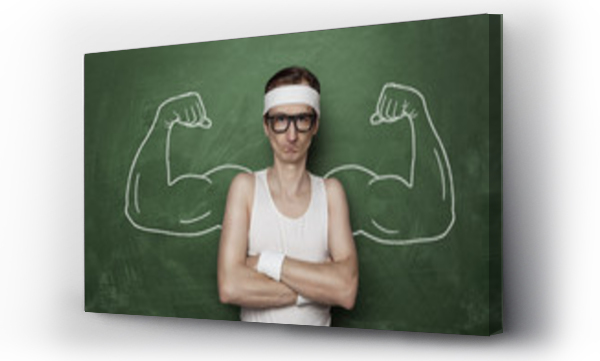 Zabawny sportowy nerd z fałszywym mięśniem narysowanym na tablicy kredowej