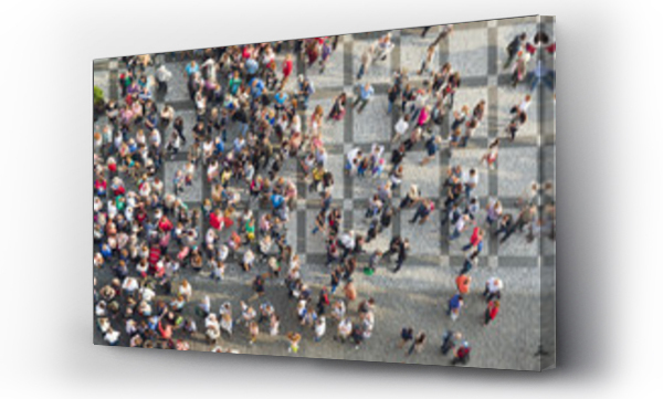 Turyści na Rynku Staromiejskim w Pradze, duża grupa ludzi zgromadzonych na ulicy, patrzących w górę w kierunku kamery.