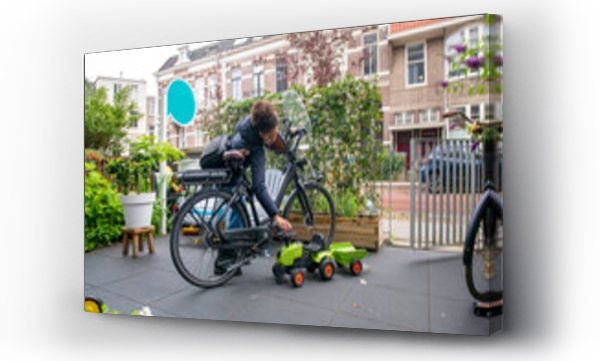 Wizualizacja Obrazu : #757232921 Child parks their bike on a city street