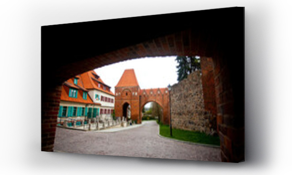 Wizualizacja Obrazu : #765698143 Widok z bramy na gotyck? wie?? zamku krzy?ackiego, Toru?, Poland