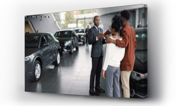 Wizualizacja Obrazu : #789557477 Engaged foreign customers consultation dealer auto store