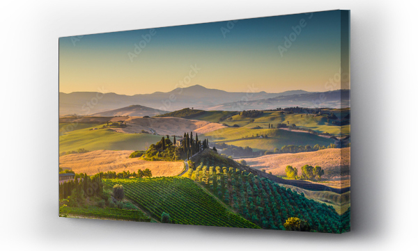 Panorama krajobrazu Toskanii o wschodzie słońca, Val dOrcia, Włochy