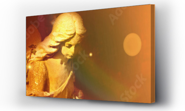 złoty anioł w blasku słońca (antyczna rzeźba)