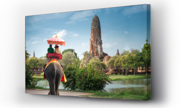 Turyści na przejażdżce na słoniu po starożytnym mieście Ayutaya, tajlandia