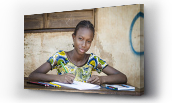 Symbol szkoły: Super Gorgeous African Schoolgirl Light Smile