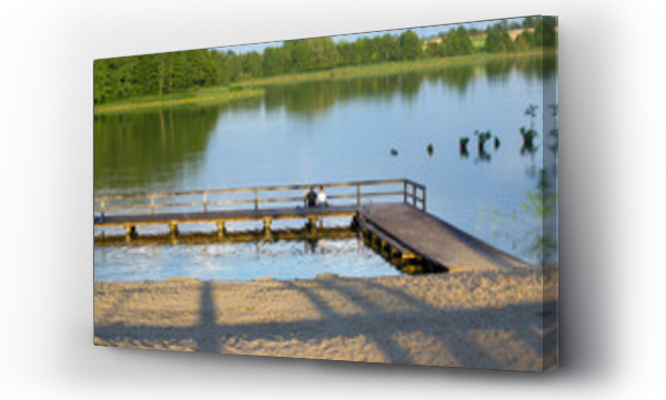 Wizualizacja Obrazu : #915780249 Pomost nad jeziorem siedz?ca na pomo?cie para m?odzi ludzie randka spotkanie.