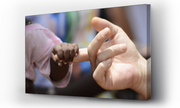 Czarne dziecko i biała kobieta trzyma ręce z małym dzieckiem native African girl, w Bamako, Mali. Symbol pokoju na ziemi. Piękne ujęcie z wieloma możliwymi symbolami w tle. Nie dla rasizmu!