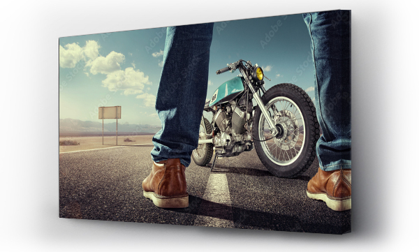 Wizualizacja Obrazu : #92850548 Sport. Motocyklista stojący przy motocyklu na pustej drodze w słoneczny dzień. Bliski widok na nogi