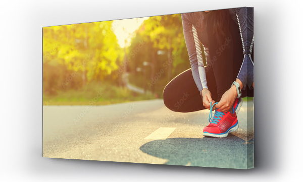 Wizualizacja Obrazu : #93288478 Kobieta biegnąca wiąże buty przygotowując się do biegu