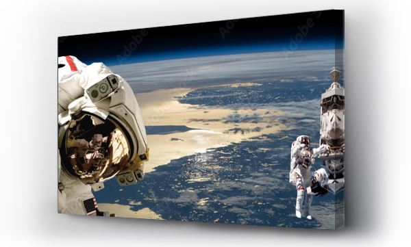 Zespół astronautów wykonujących prace na stacji kosmicznej - elementy tego zdjęcia dostarczone przez NASA.