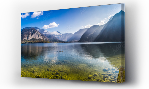 Panorama krystalicznie czystego górskiego jeziora w Alpach