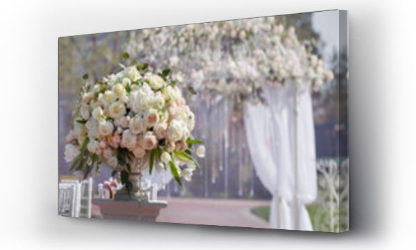 Wizualizacja Obrazu : #99865520 Piękny bukiet róż w wazonie na tle łuku ślubnego. Piękna oprawa ceremonii ślubnej.
